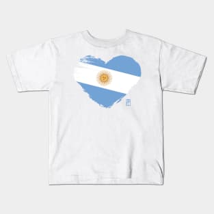 I love my country. I love Argentina. I am a patriot. In my heart, there is always the flag of Argentina. Kids T-Shirt